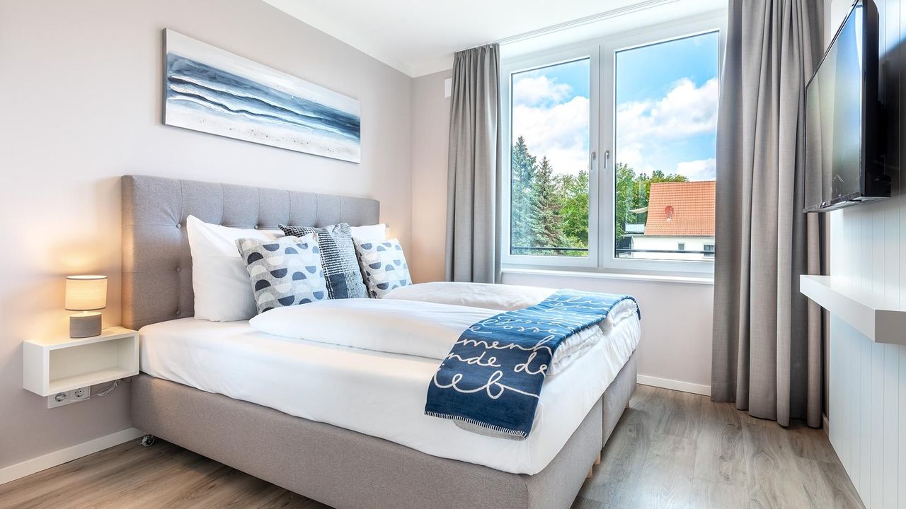 Schlafzimmer "2" mit Boxspringbett und Flatscreen-TV Schlafzimmer "2" mit Boxspringbett und Flatscreen-TV